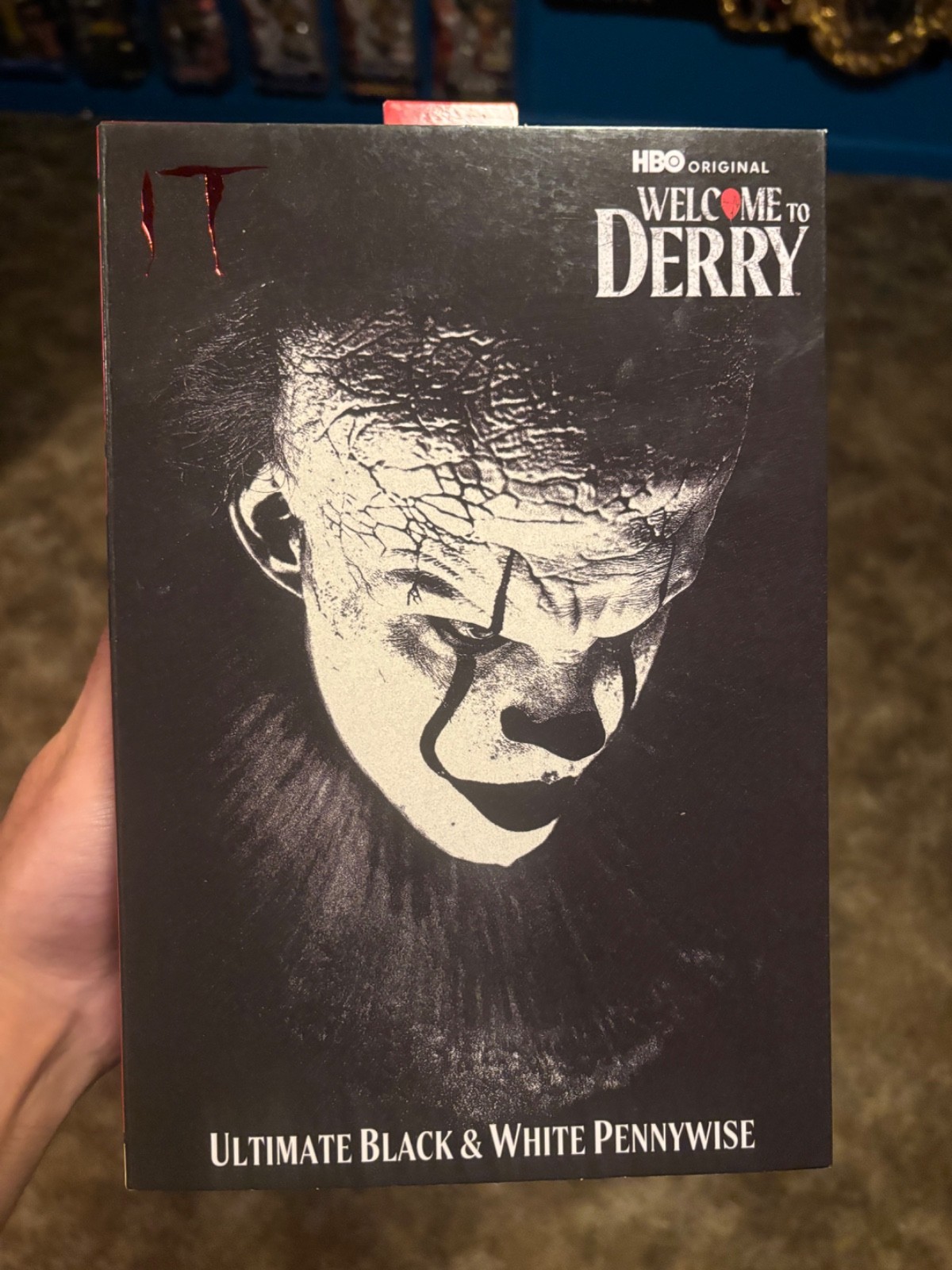 personaggio neca pennywise welcome to derry ultimate bianco e nero