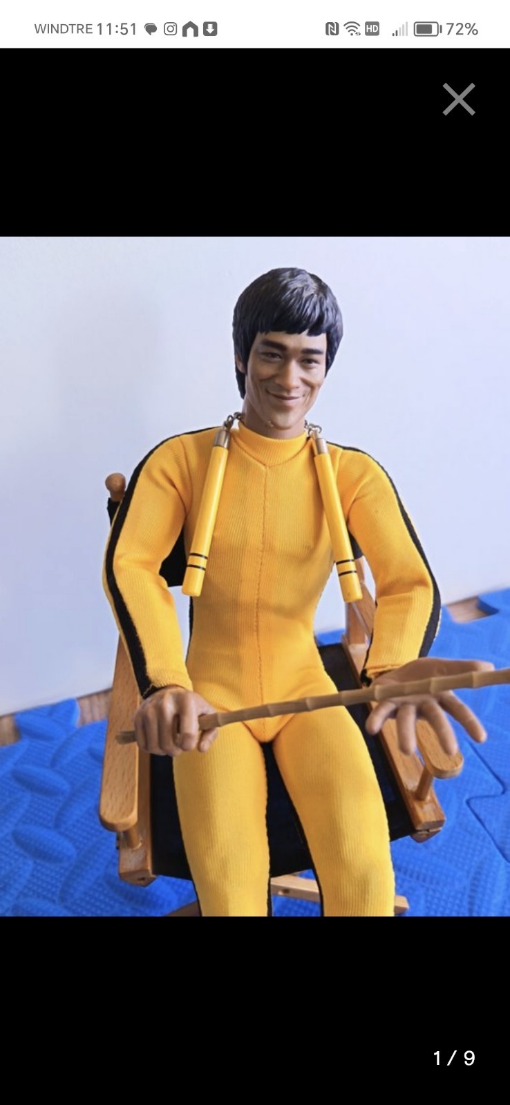 Action figure Bruce Lee tuta gialla con nunchaku accessori e sedia regista