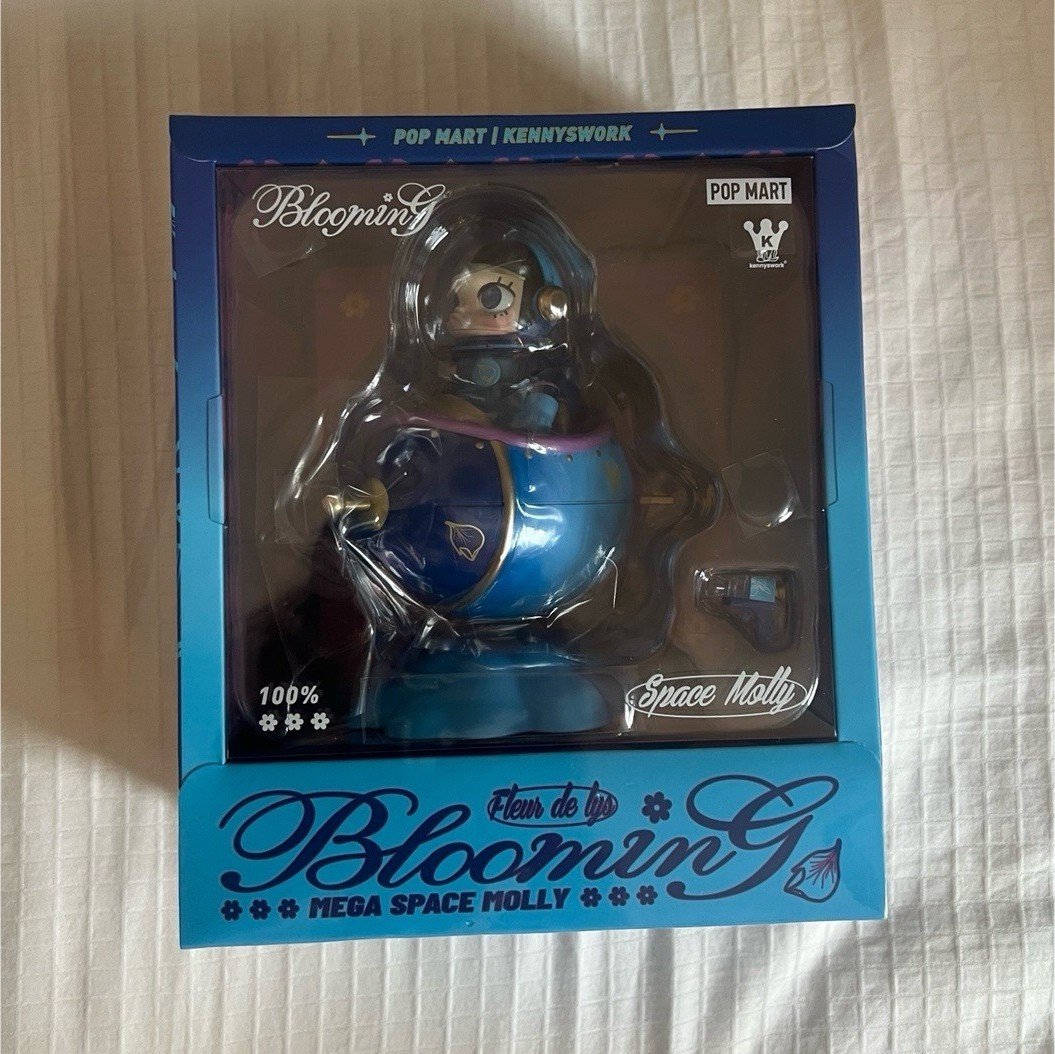 POP MART Mega Space Molly 100% Blooming Fleur de lys Figurine France