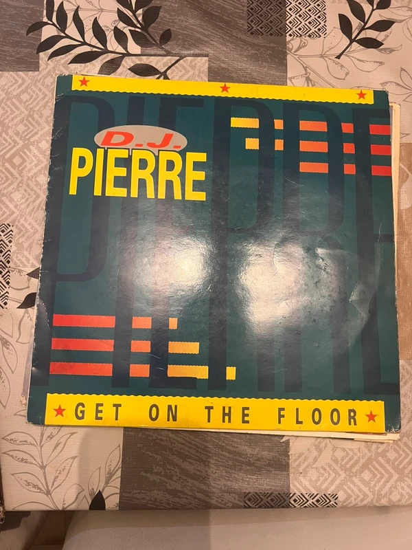 Get On The Floor" del proyecto italiano D.J. Pierre (Pierangelo Feroldi)