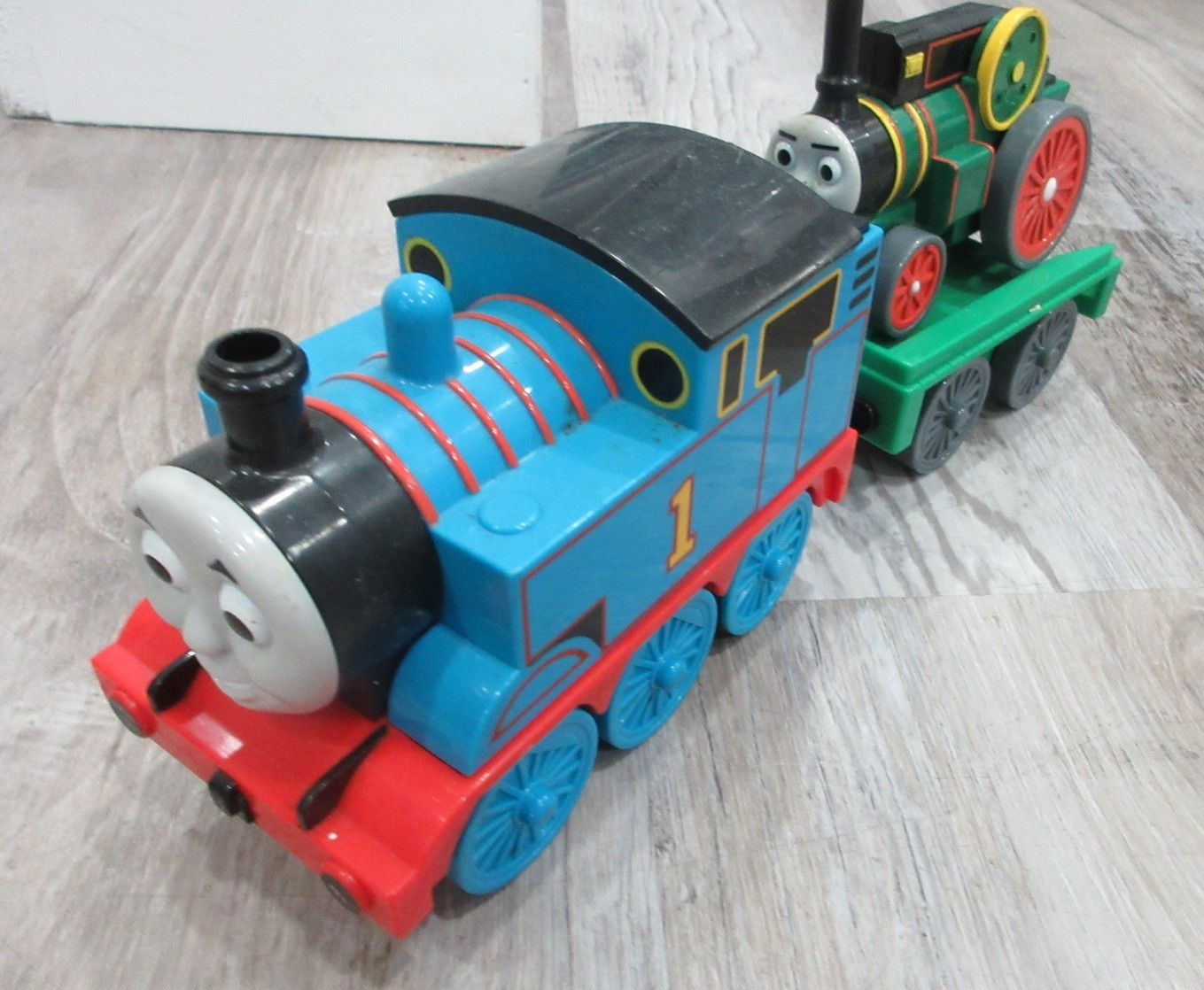 2004 TOMY -Thomas & Friends Load & Go Thomas treno giocattolo Thomas & Trevor FUNZIONA