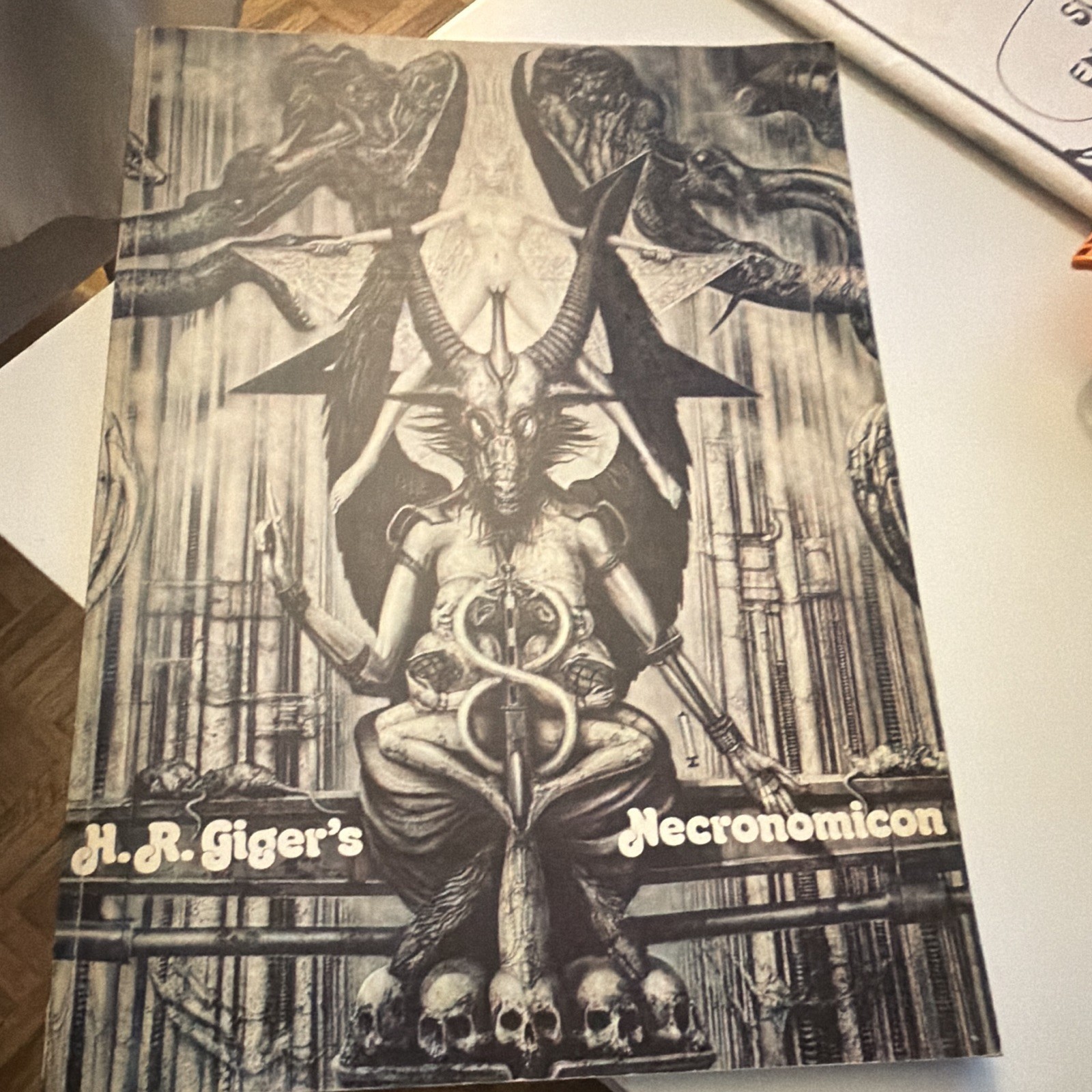 H.R. Giger Necronomicon 1977 Sphinx Verlag EO + dédicace dessinée attribuée Dalí