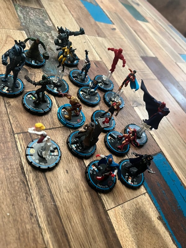 Lot de 15 figurines Heroclix (Marvel & DC) avec pièces rares