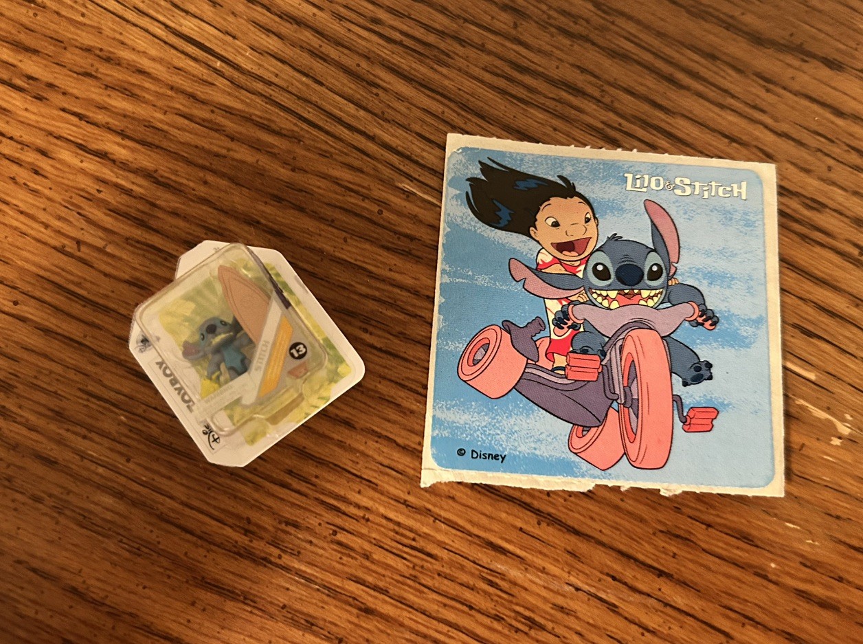 Adesivo ZURU MINI BRANDS DISNEY STORE EDITION Toybox LILO & STITCH & Smilermakes