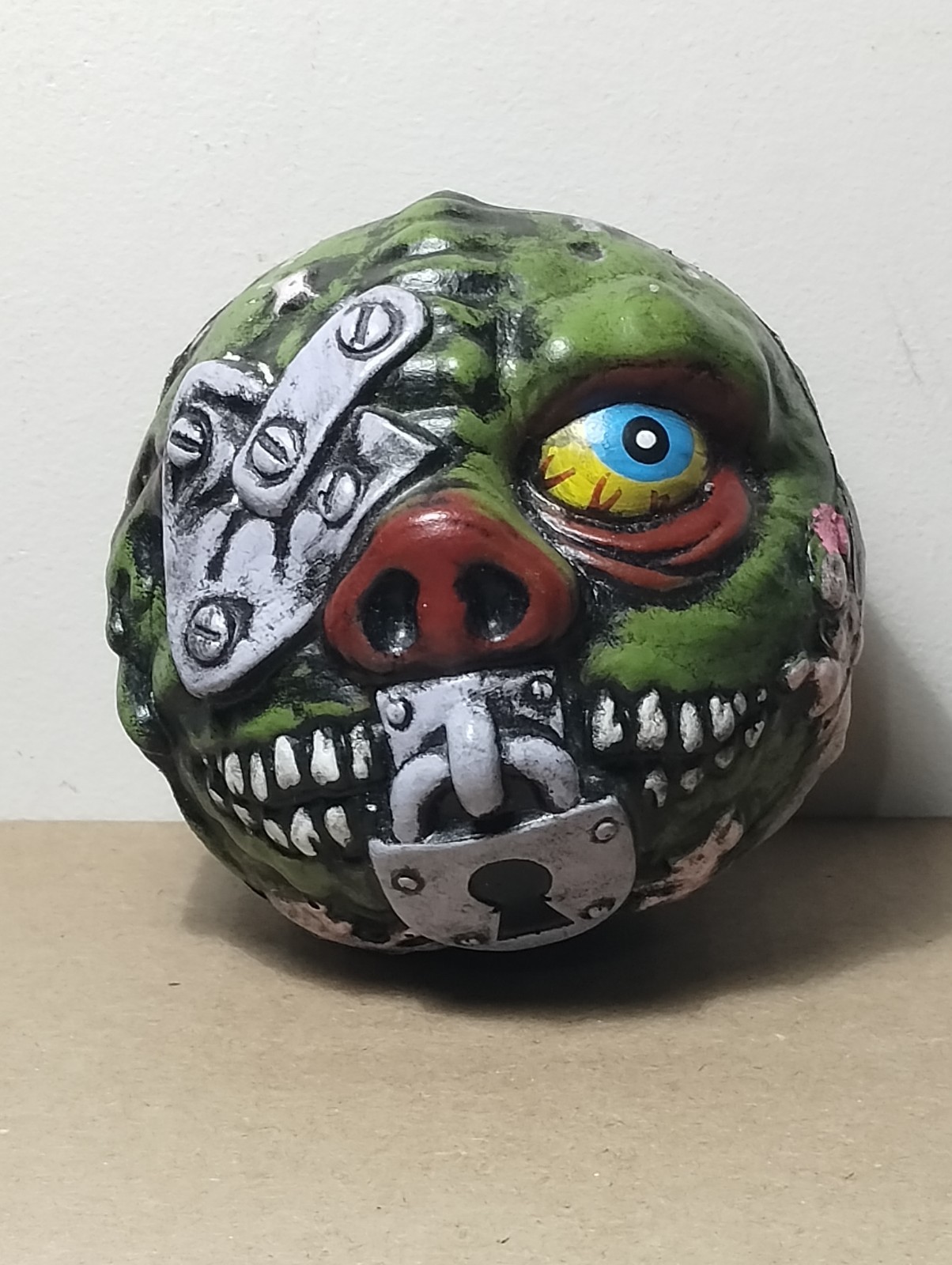 Modellino MADBALLS Kidrobot Lock Lips Foam Ball 2018