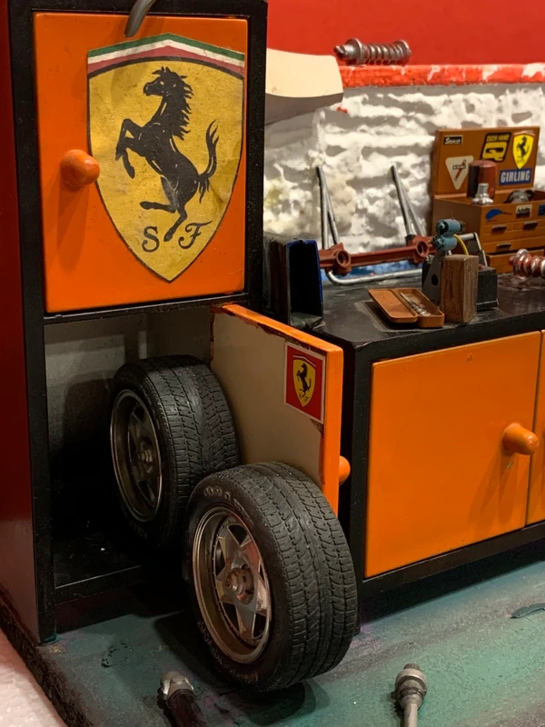 Diorama officina vintage Ferrari. Leggi