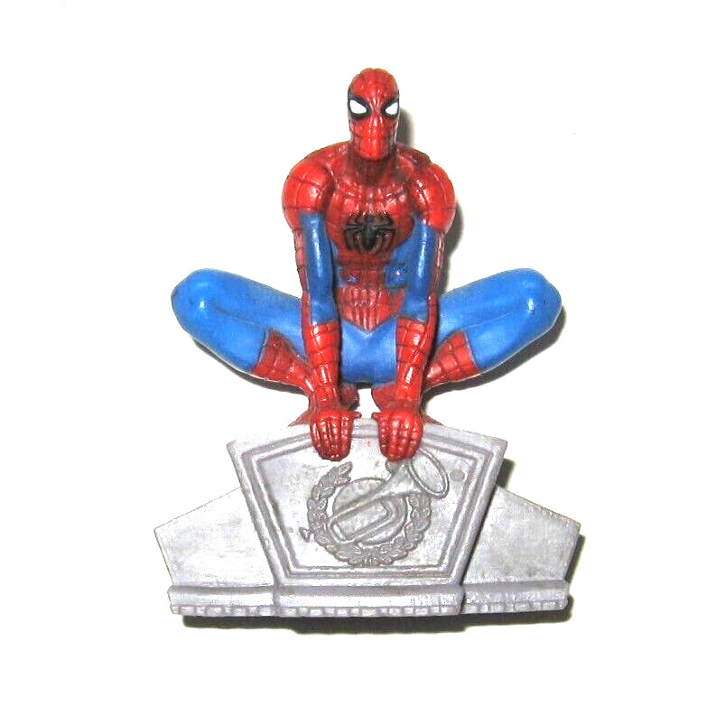 Figurina Marvel Comics Spiderman appollaiata sul cartello Bugle quotidiano 2011