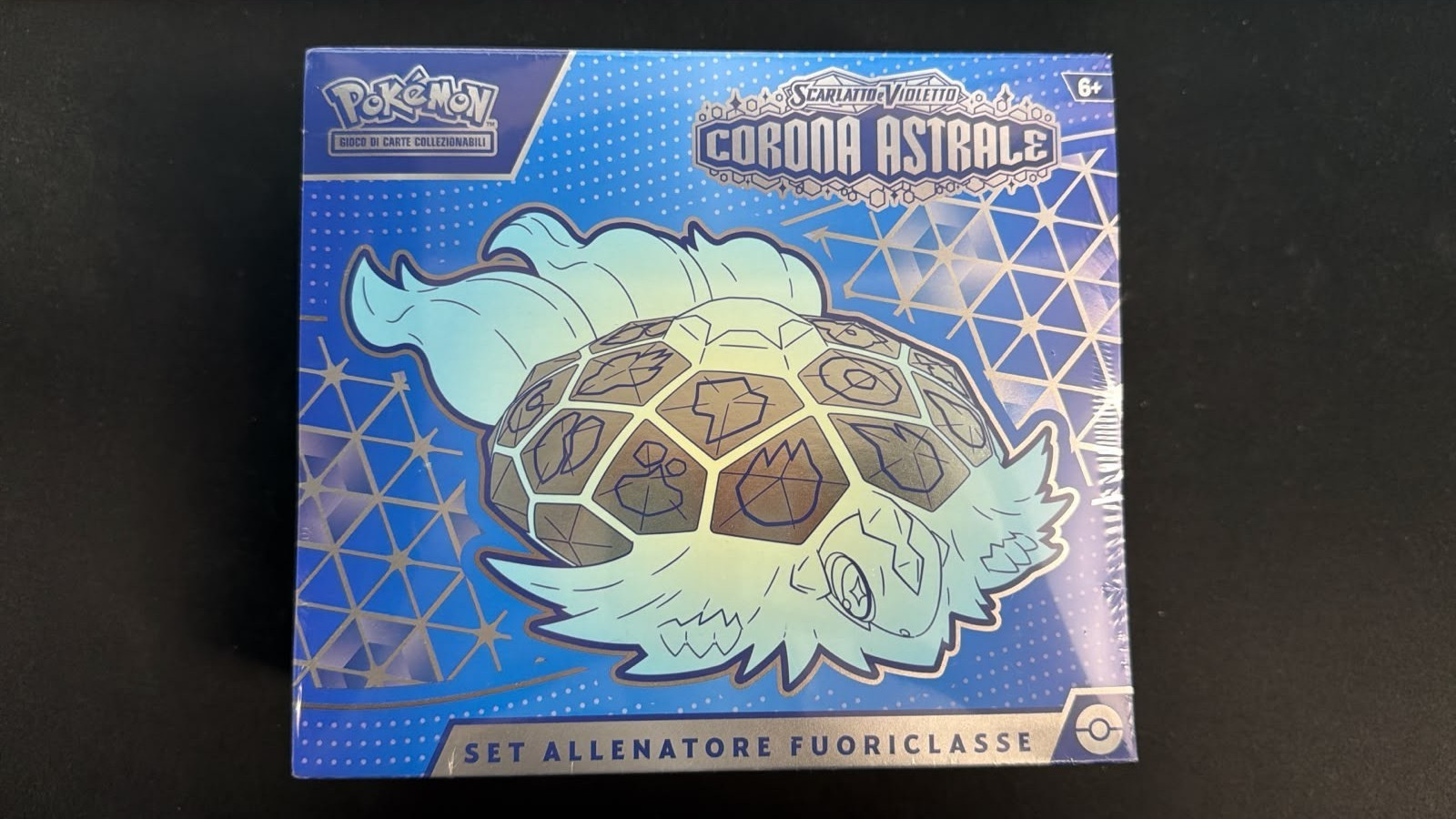 Pokémon Corona Astrale SV07 Set Allenatore Fuoriclasse ETB ITA Sigillato 2024