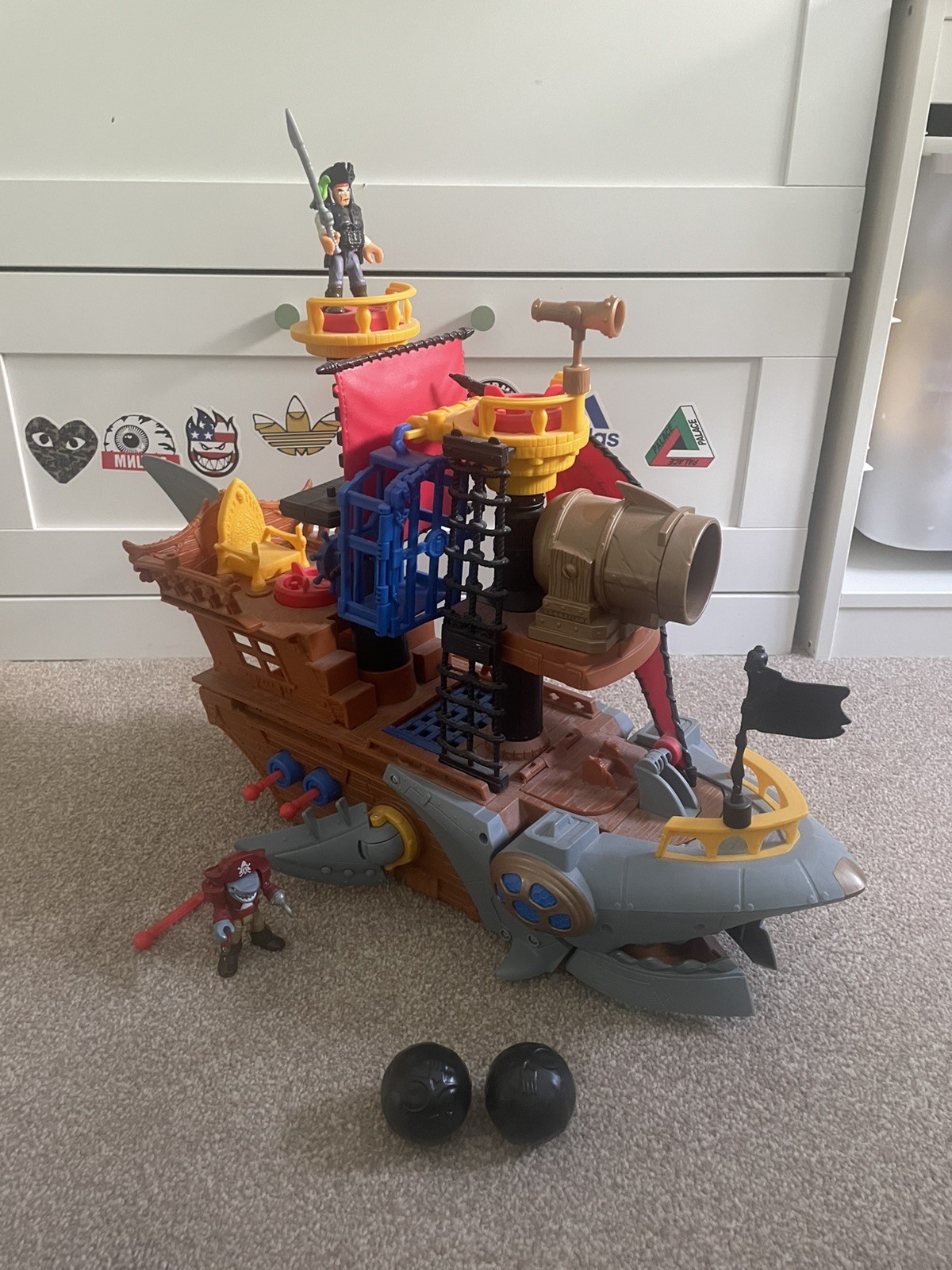Imaginext Nave pirata morso di squalo con personaggi accessori cannoni inclusi
