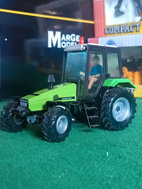 Tractor Deutz-Fahr en miniatura con conductor 1/32 Britains