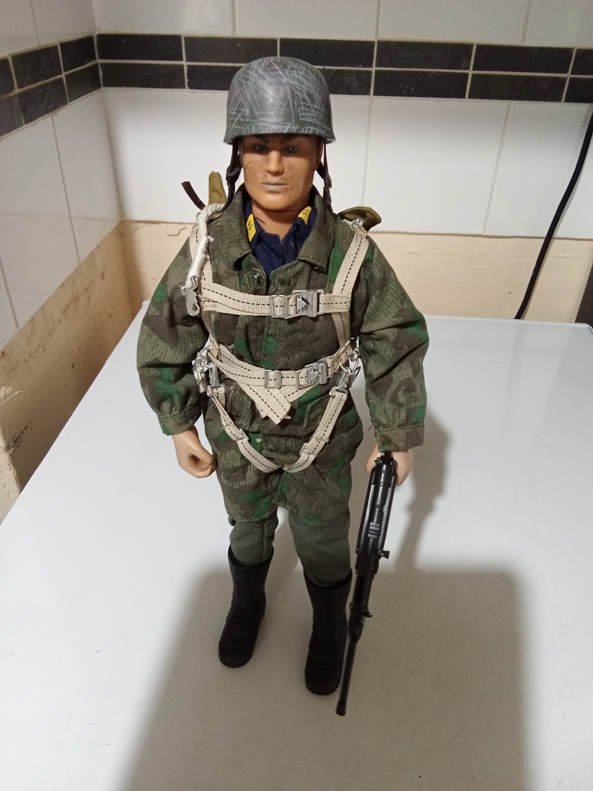 Action Man, in uniforme paracadutista tedesco e paracadute.