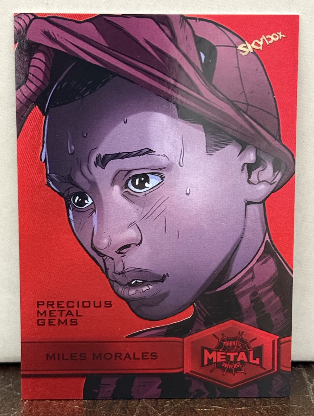 2021 Marvel Universe Spider Man Miles Morales Rosso PMG/100 Gemme Metallo Prezioso #