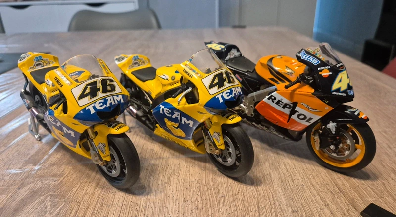 Lot de trois moto valentino rossi altaya
