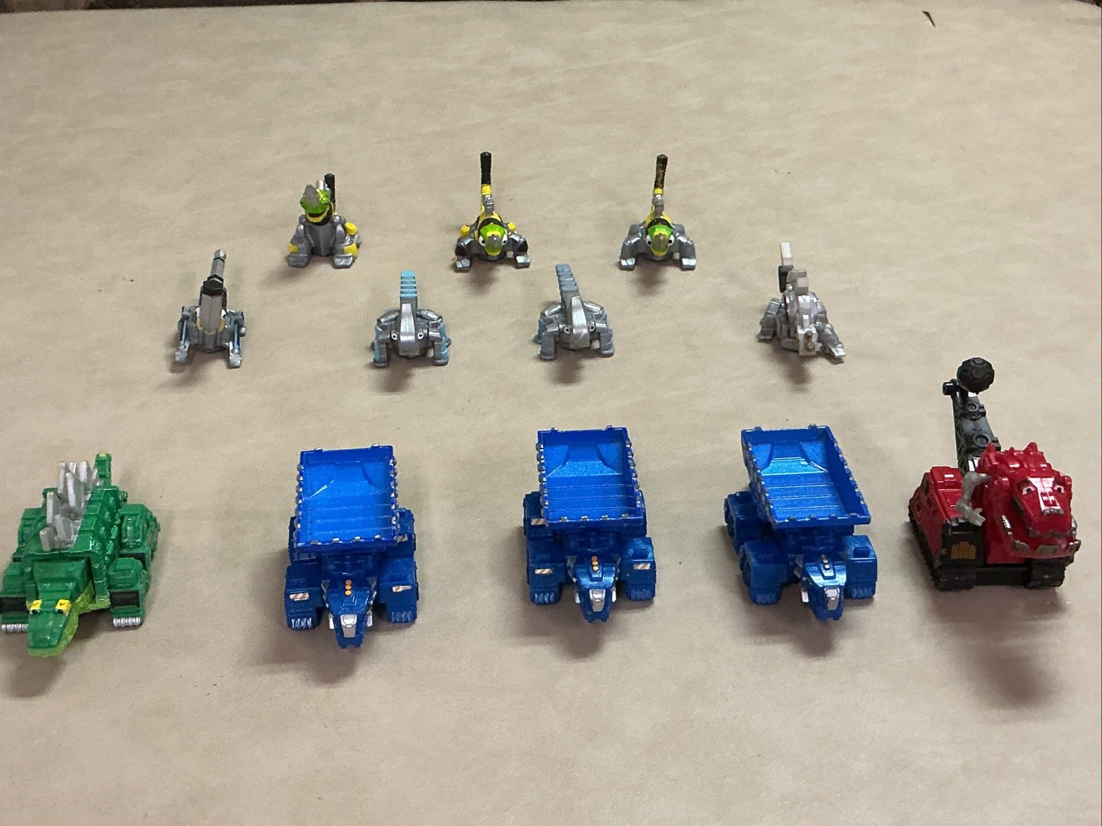 lotto di robot dinosauri pressofusi 2015 Mattel Dreamworks DINOTRUX, camion e triple