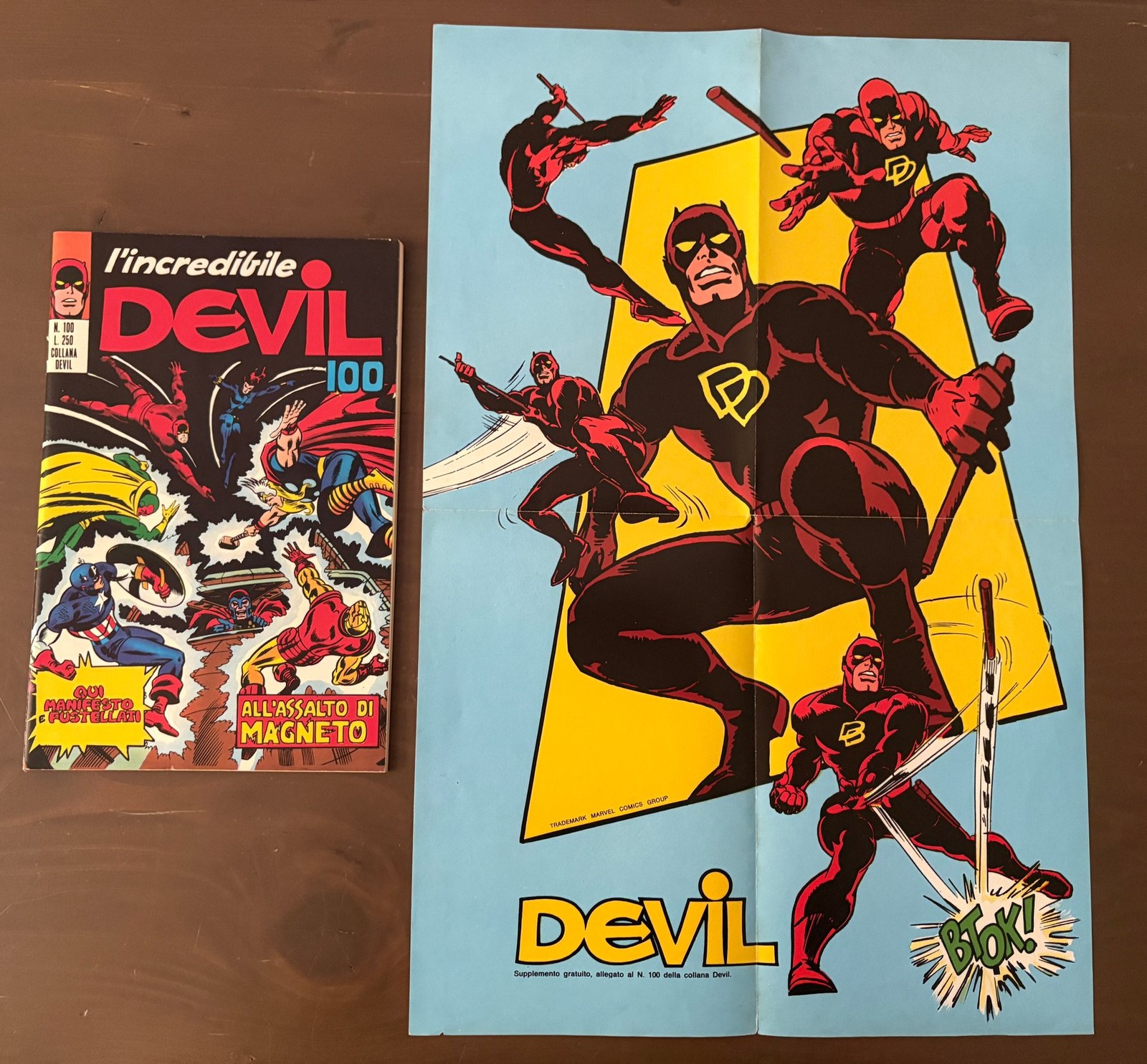 Devil n. 100 ed. Corno con adesivi e manifesto