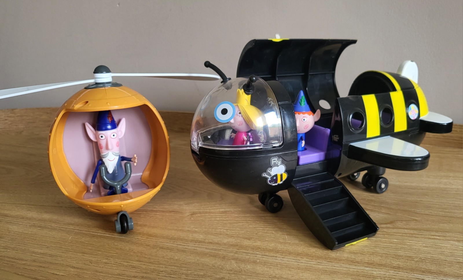 Ben & Holly's Little Kingdom Bee Jet Saggio Vecchi Elfi Elicottero Playset 3 Personaggi