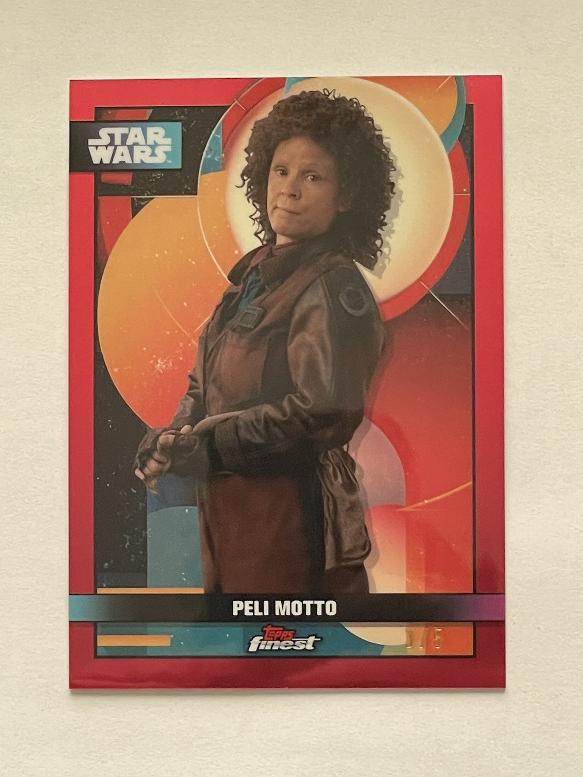 Avamposto contrabbandieri Topps Star Wars 2025 - Motto Peli - #3/5 - Rosso - Nuovo con scatola!