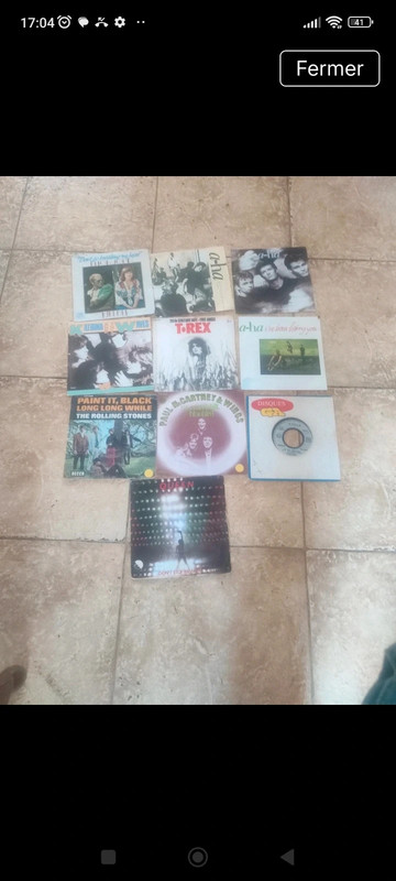 Lot de 10 disques vinyles 45 tours de variétés internationales et pop-rock.