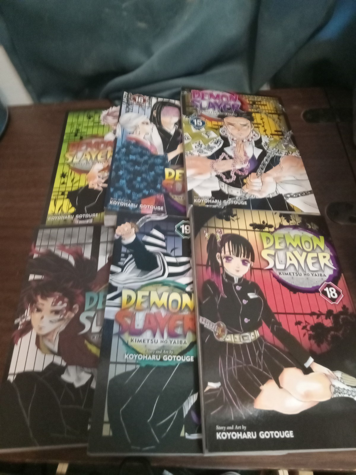 Lotto di 6 Demons Slayer manga inglese volume 15-20.   Stampato nel 2016.   AG