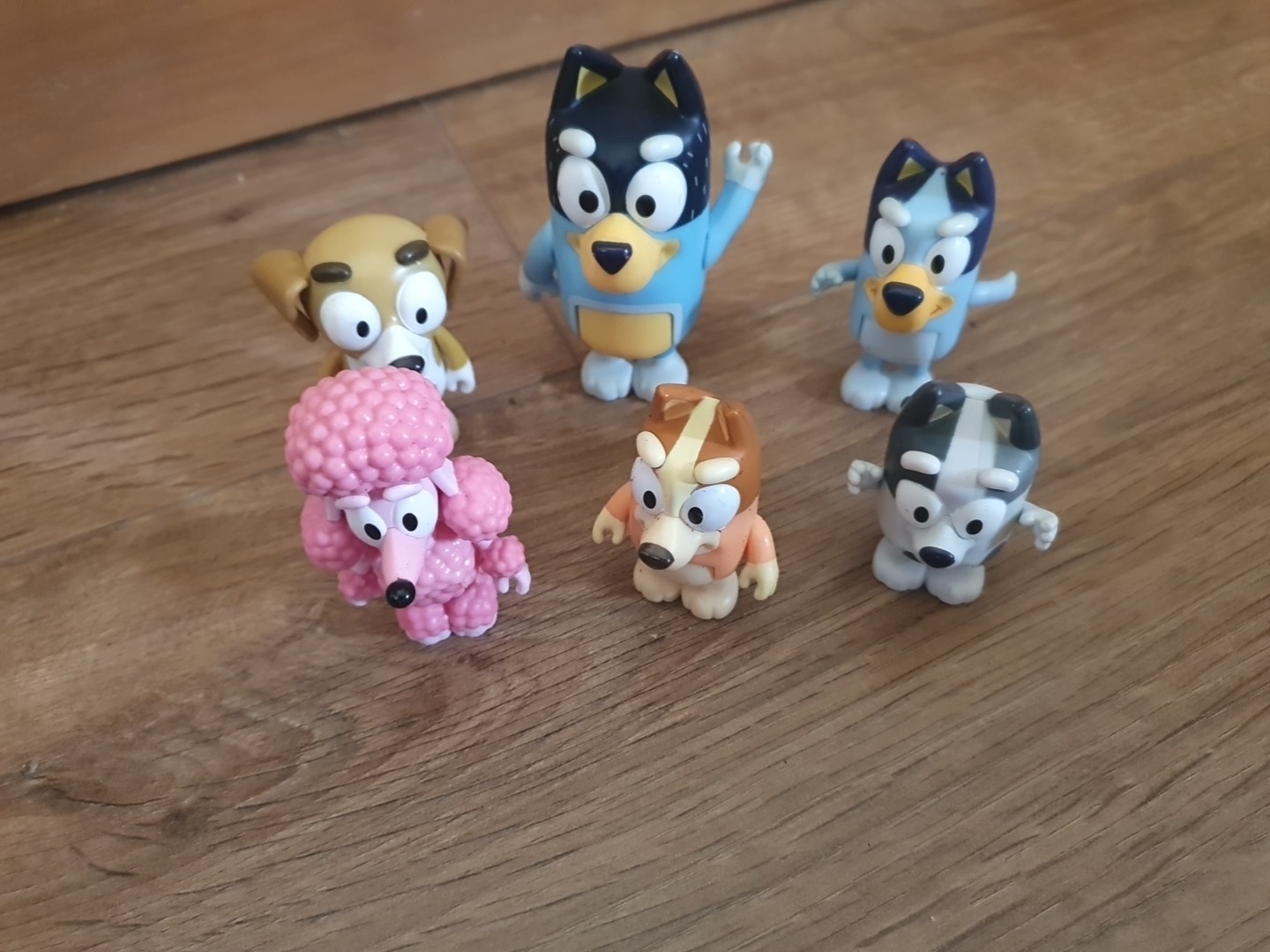 Bluey & Friends Figure Bundle x 6 Incluing Poodle. Ludo Studio Moose Toys.