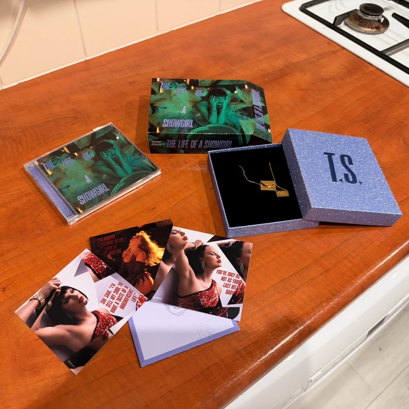 Taylor Swift - The Life of a Showgirl | It’s Rapturous Deluxe Edition