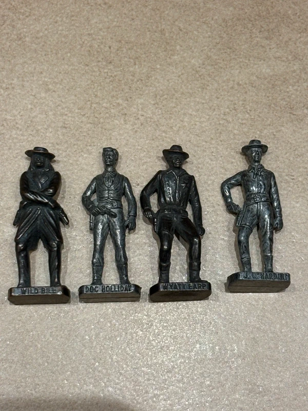Lotto 4 personaggi Far West Kinder Ferrero vintage in metallo – Wild Bill, Doc, W Earp, Hardin