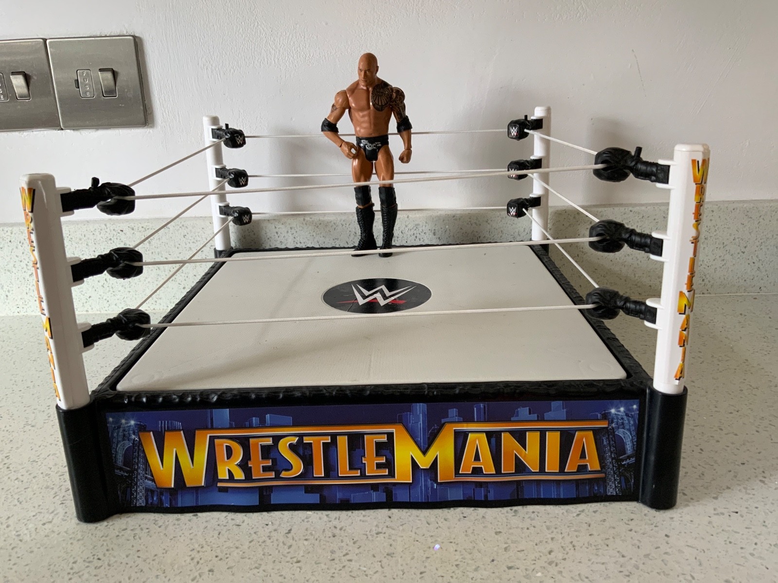 WWE Wrestlemania Spring Loaded Wrestling Ring Mattel 2010 & The Rock figure