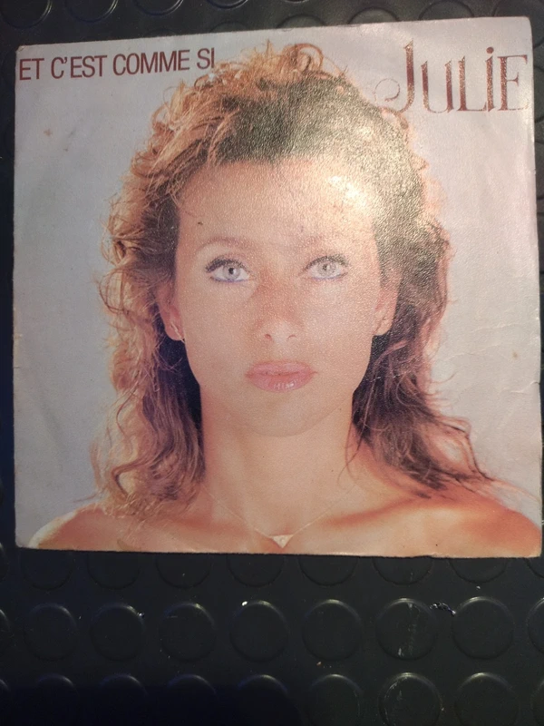 Disque 45 tours Julie 2 titres "Et c'est comme si" "les oiseaux de l'aube blanche"