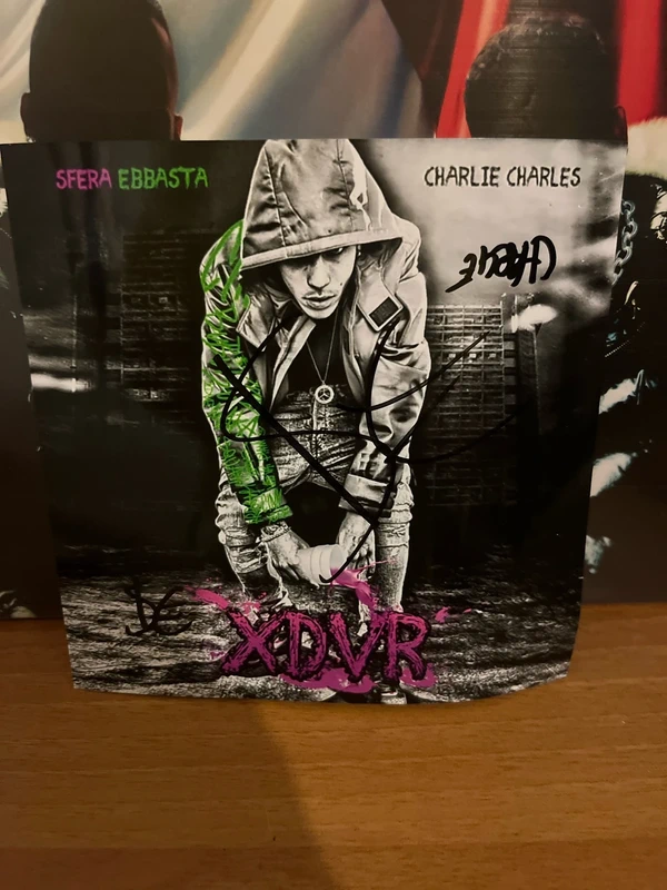 Foto con doppio autografo di sfera e autografo in alto di charlie charles
