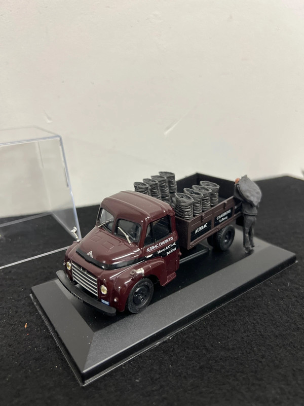 Miniature 1/43 camion livreur de charbon avec personnage