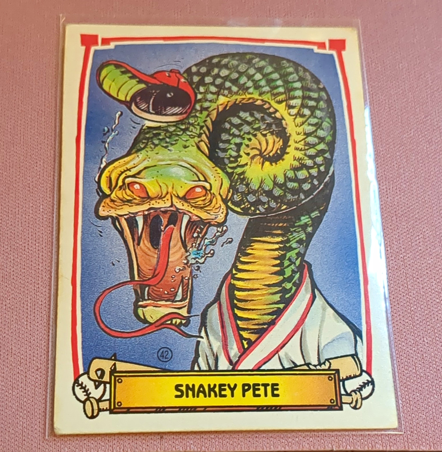 Adesivo Topps Garbage Pail Kids serie 1 #42 Snakey Pete carta collezionabile non sportiva