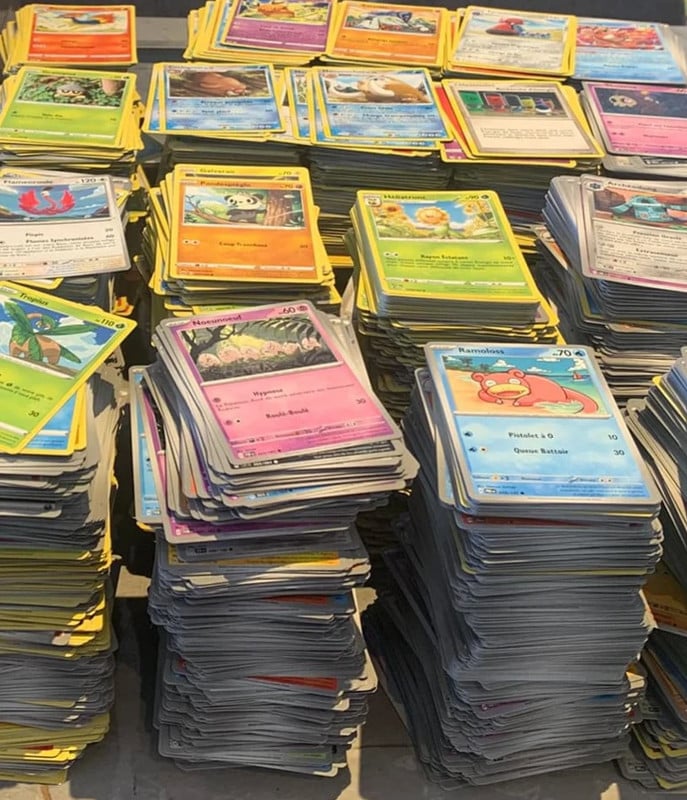 lot de cartes pokémon , commune, rares et brillante
