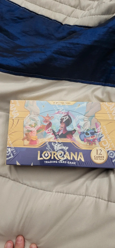 Booster Box Into the Inklands Lorcana Disney selado em Inglês.