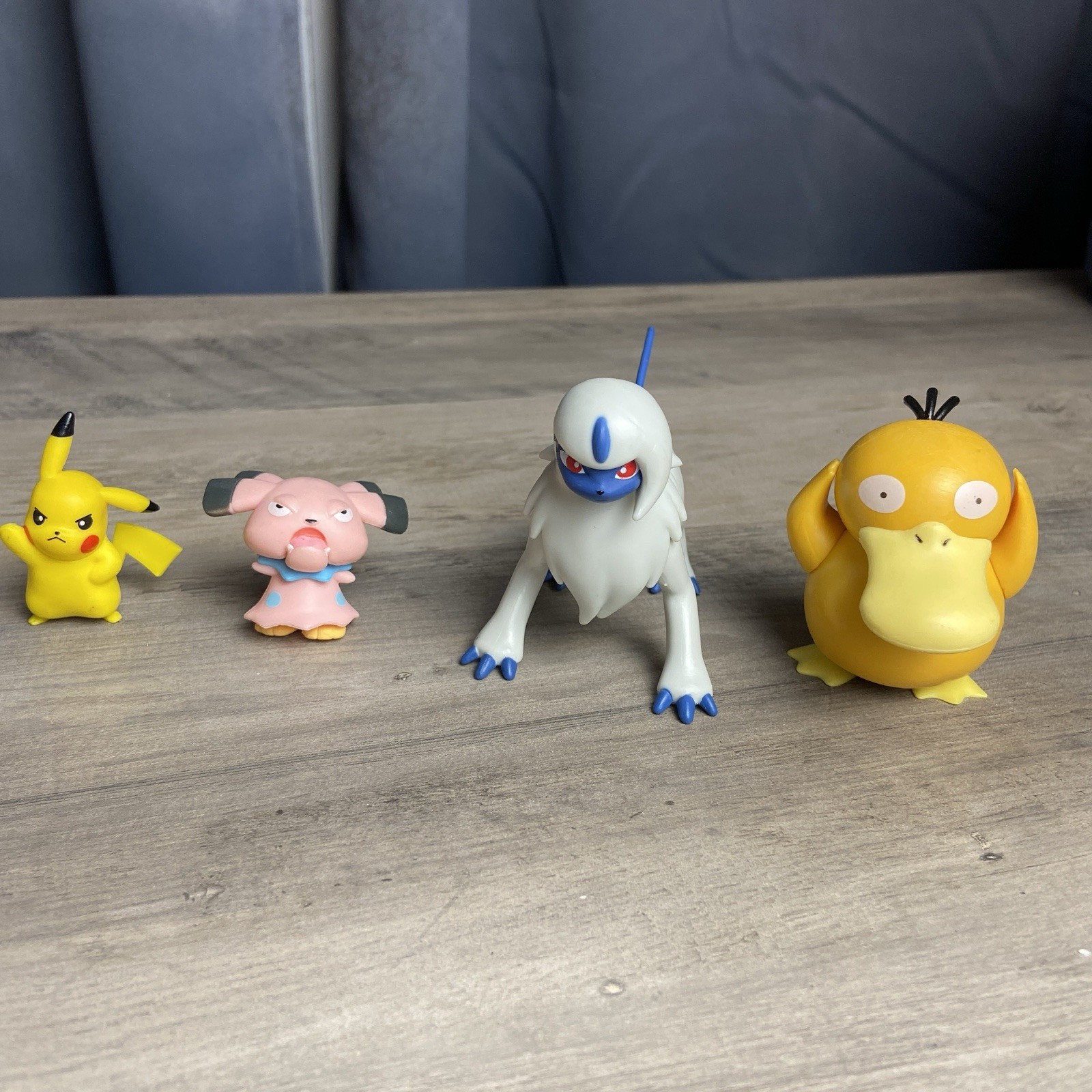 Set di quattro figurine Pokemon con Pikachu, Snubbull, Absol e Psyduck