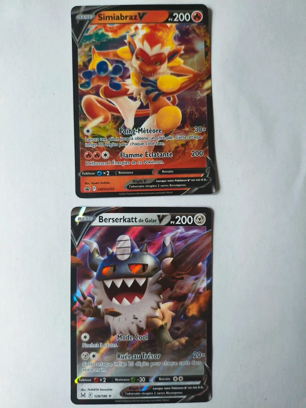 Lot 2 cartes Pokémon V FR Near Mint – Berserkatt de Galar V 129/196 & Simiabraz V SWSH252