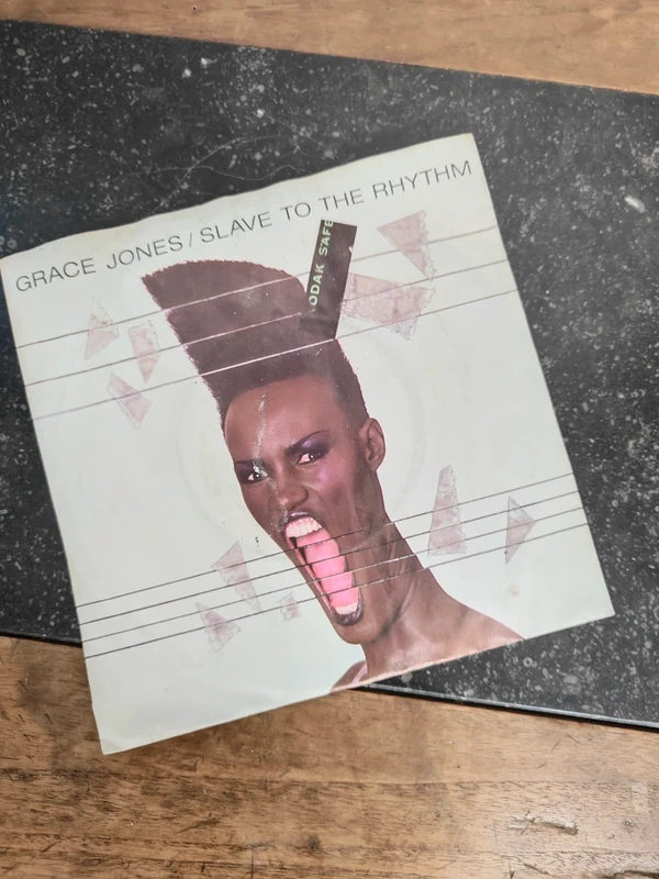 Vintage Vinyl Single 1985: Grace Jones – Slave to the Rhythm (45 RPM)