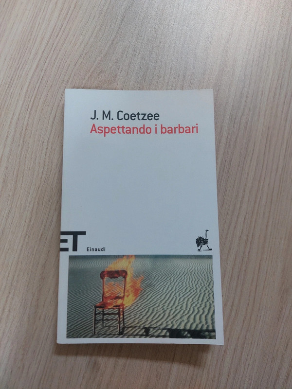 Romanzo "Aspettando i barbari" di J.M. Coetzee edito da Einaudi