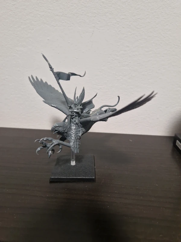 Warhammer elfo con grifone