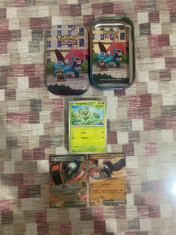 50 carte pokemon con Tin