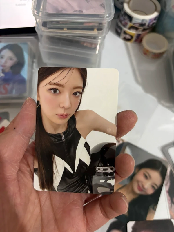 Lia photocard tunnel vision