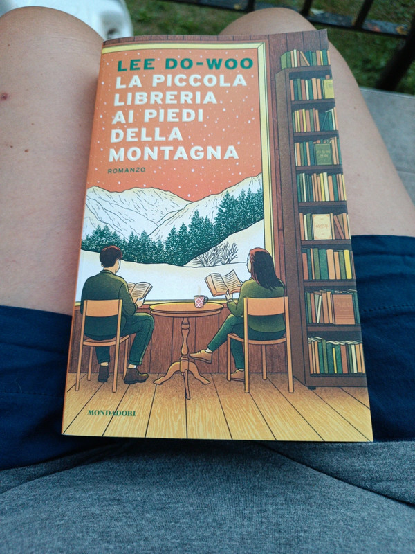 La piccola libreria ai piedi della montagna