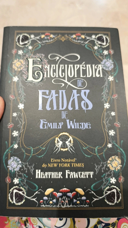 Livro Enciclopédia das Fadas de Emily Wilde