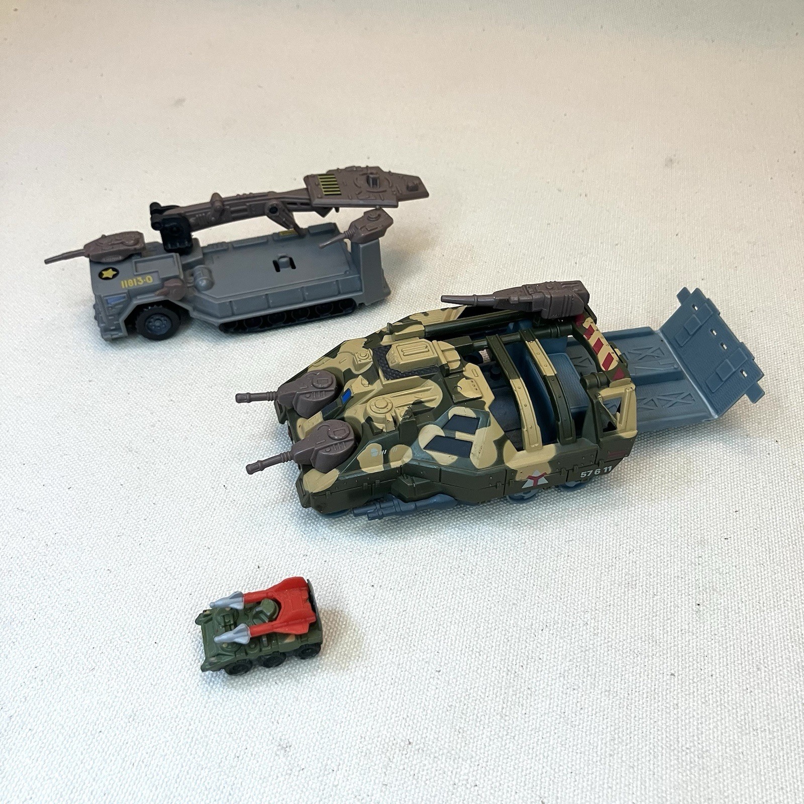 Kenner Tar-Traks 1989 trasporto corazzato Triax Mega Force completo e tridente NC