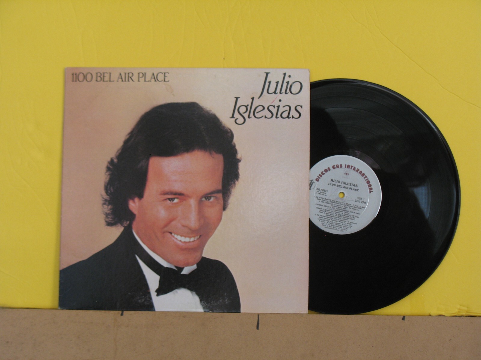 JULIO EGLESIAS:1100 BEL AIR PLACE-HAND CLEANED+TESTED EX,WITH LYRIC SHEET
