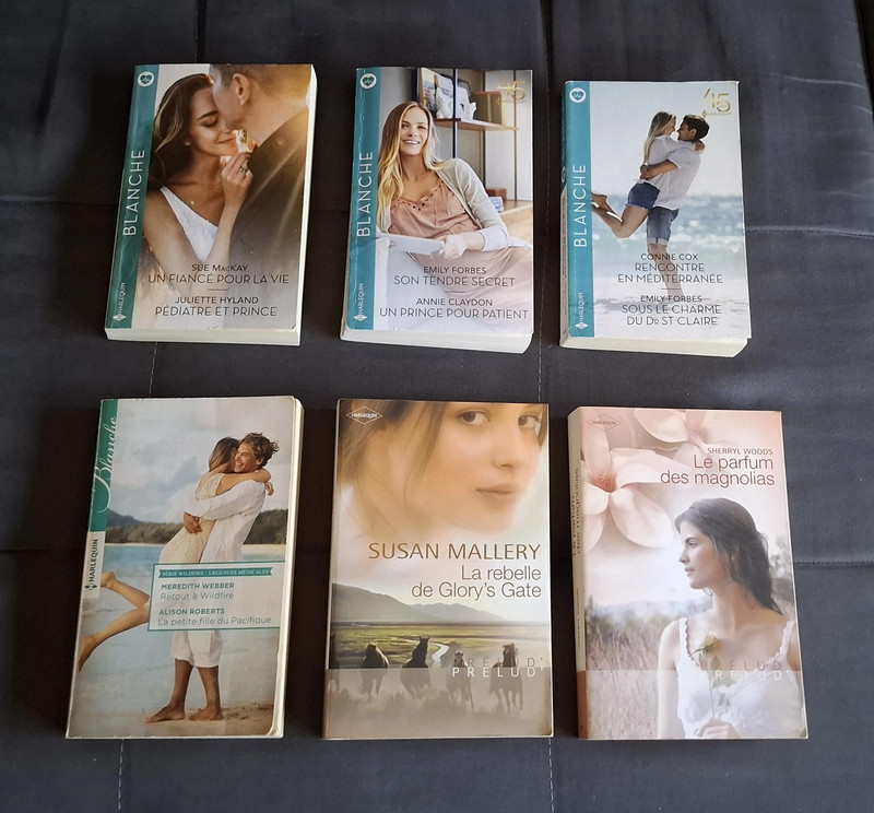 12 livres Harlequin blanche et divers