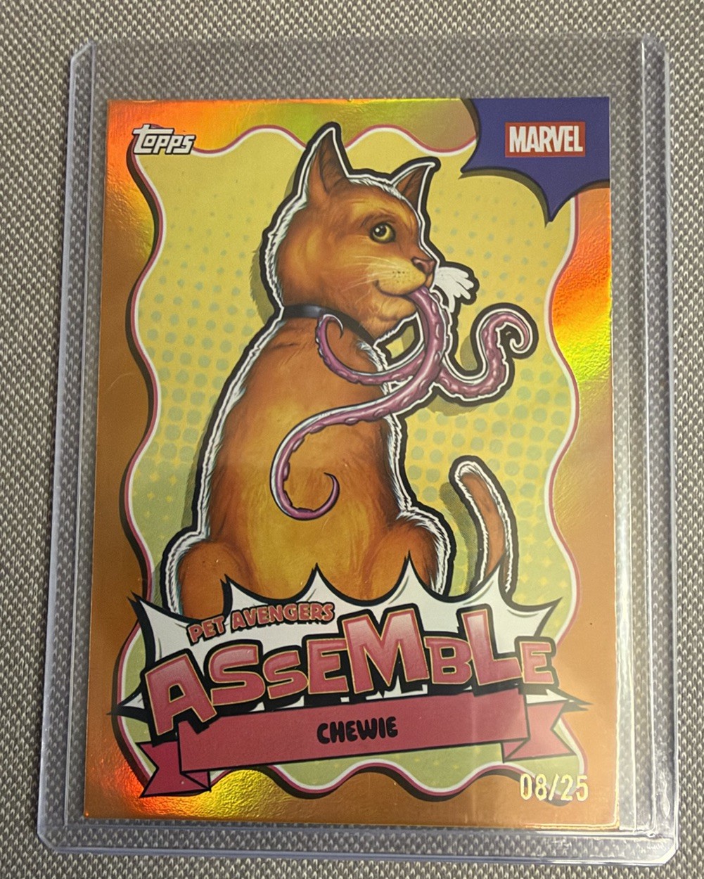 Topps 2026 Marvel Neon Pet Avengers assemblare Chewie /25 oro