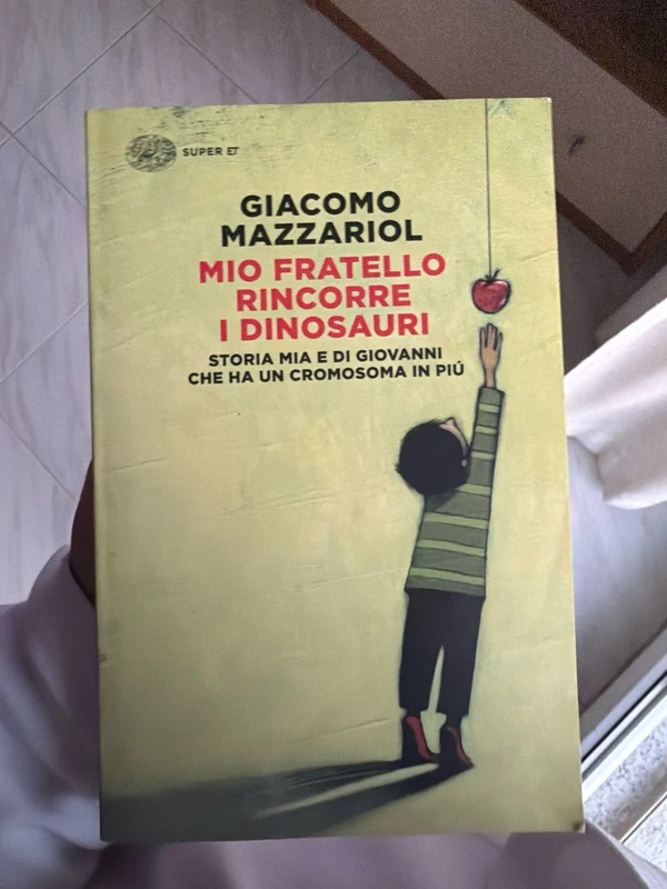 Libro "Mio fratello rincorre i dinosauri" - Giacomo Mazzariol (Einaudi Super ET)