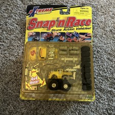 2000 TOY MAX EXTREME MOTORS SNAP 'N RACE STUNT ACTION VEHICLES # 31100 NEW