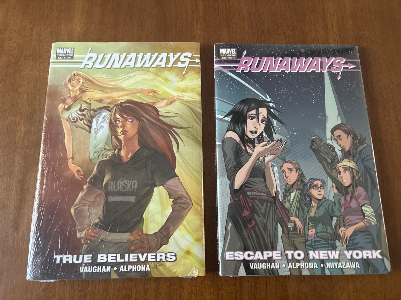 Runaways set di 2 Marvel Premiere HC sigillato V1: True Believers e V2: Escape NY