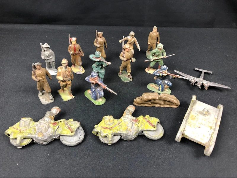 Collection de petits soldats de plomb et composition ancien divers